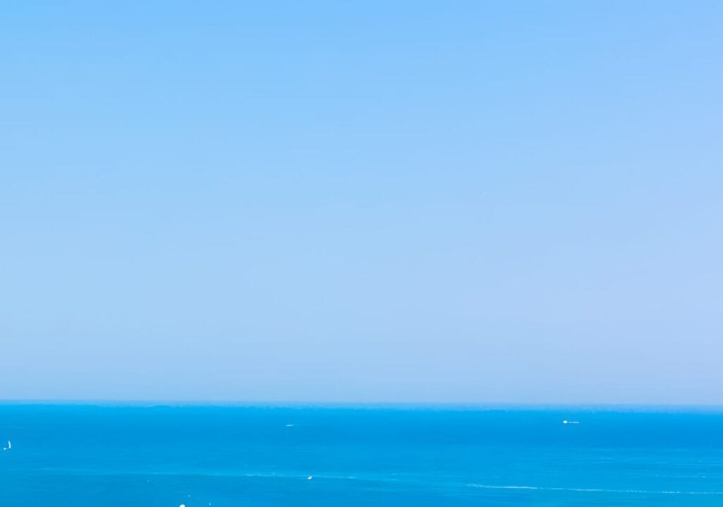 Cielo terso e mare aperto al largo di Grado