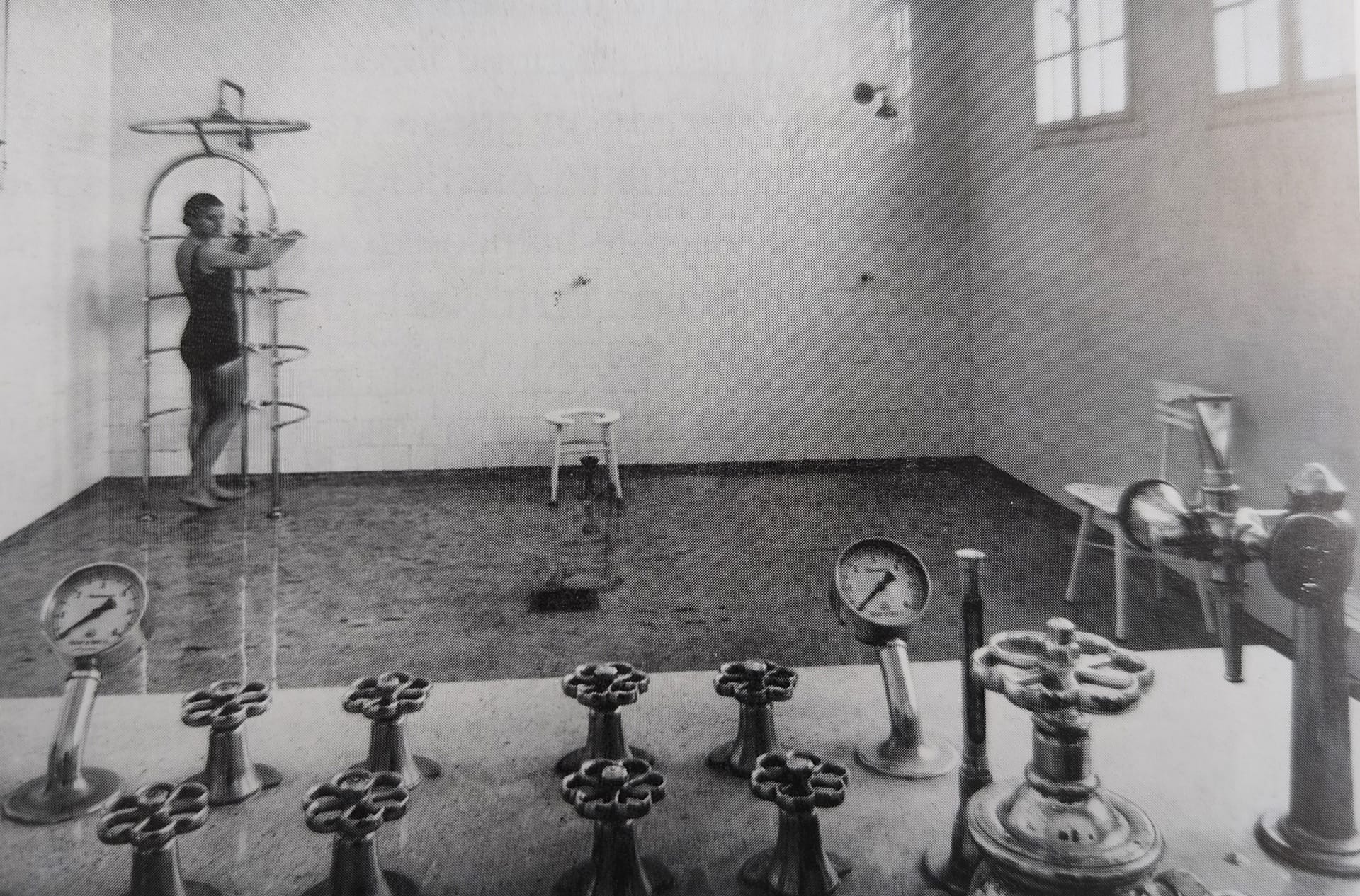 La sala delle docce terapeutiche nel 1935