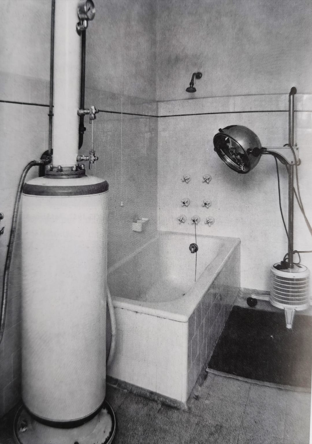 Una vasca per l'idroterapia nel 1935