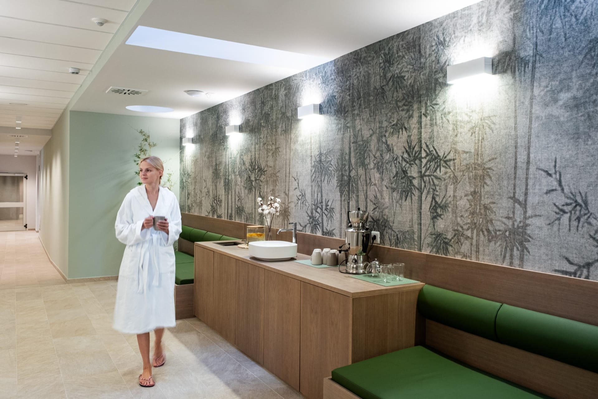 Ospite in accappatoio nel corridoio dell'area SPA