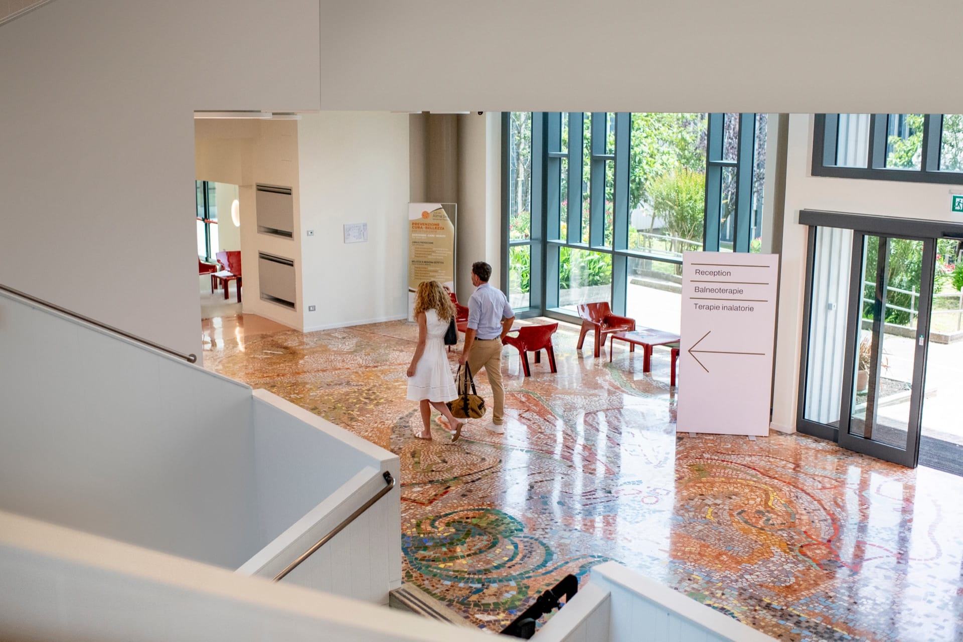 La hall con il pavimento a mosaico