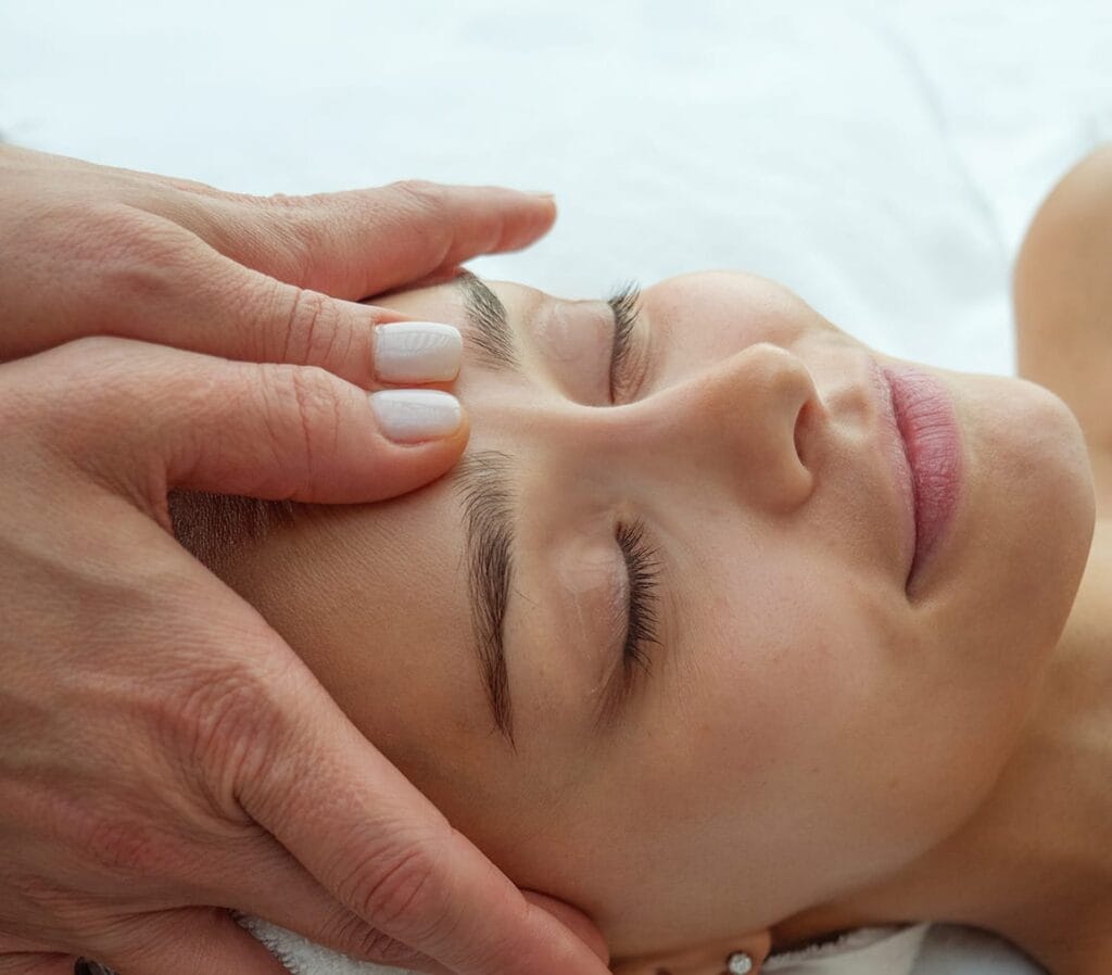 Massaggio viso durante un trattamento estetico