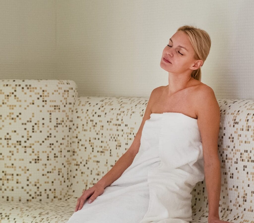 Donna in relax nel bagno turco Nebbie Marine