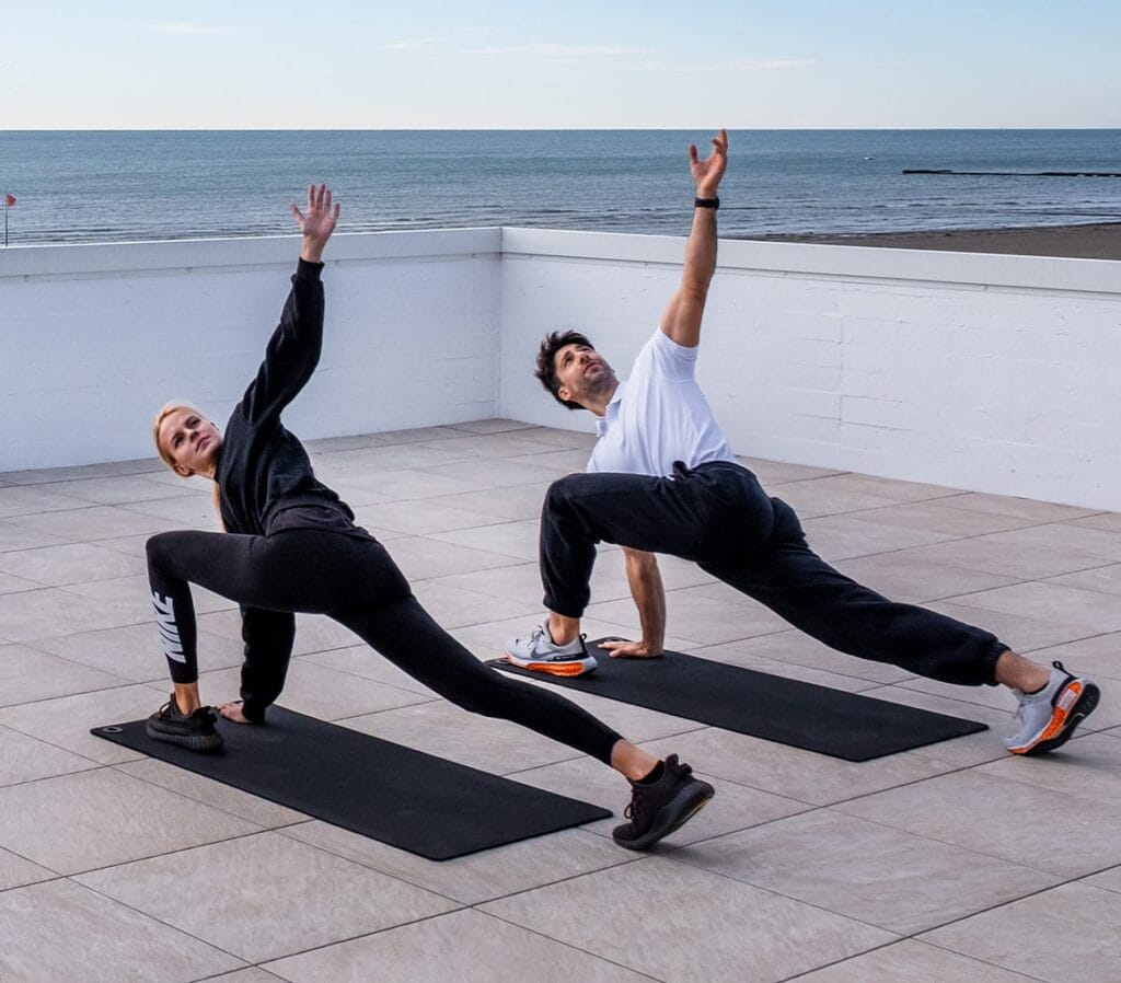 Lezione di yoga sulla terrazza vista mare