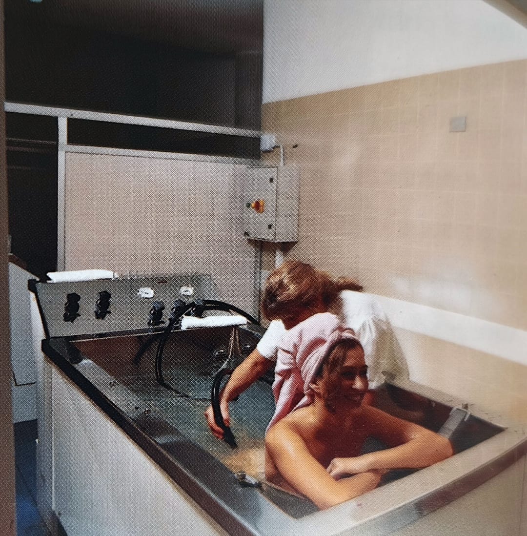 Un bagno terapeutico negli anni Settanta